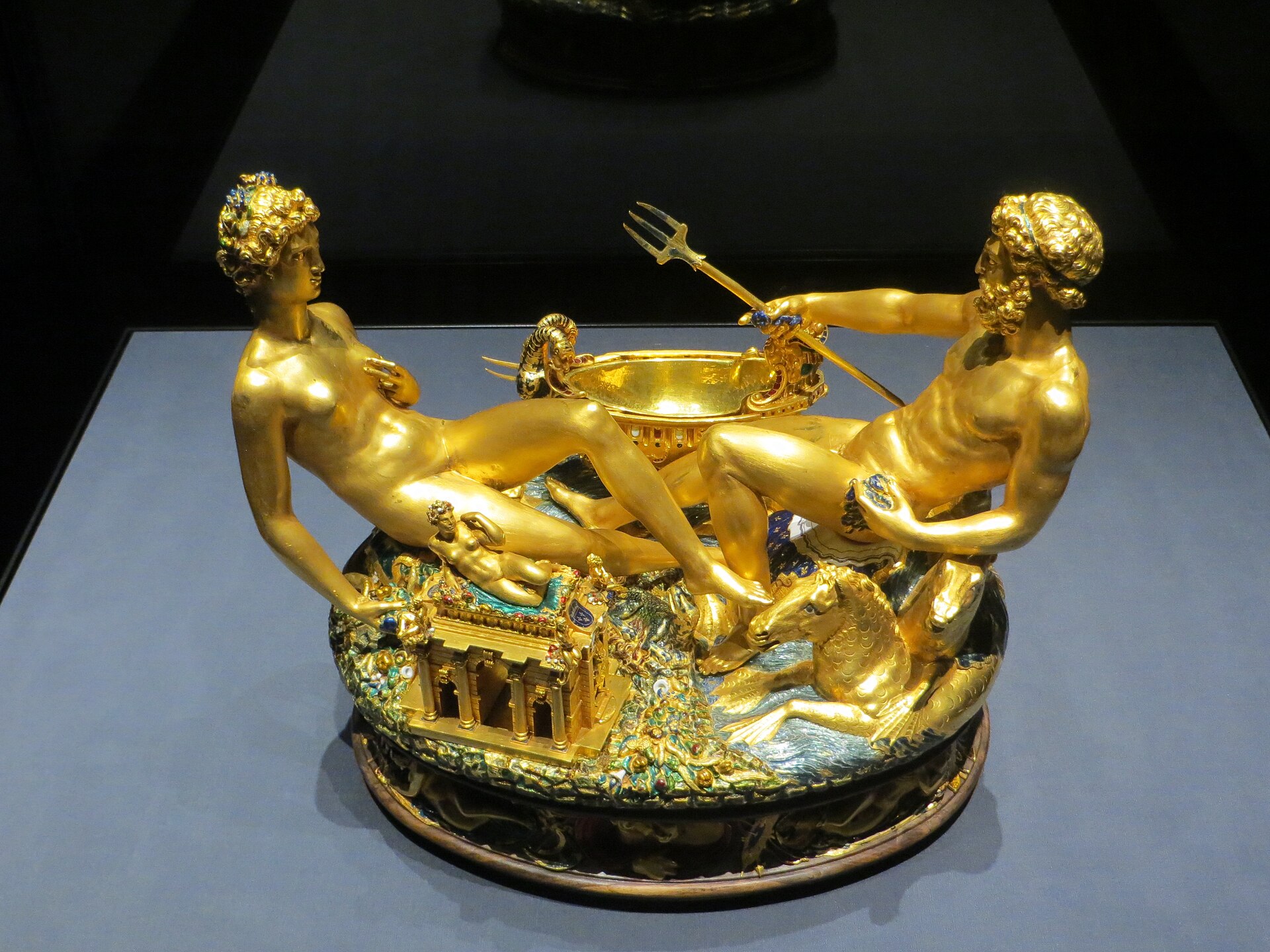 Saliera di Francesco I di Benvenuto Cellini (foto tratta da Wikipedia)